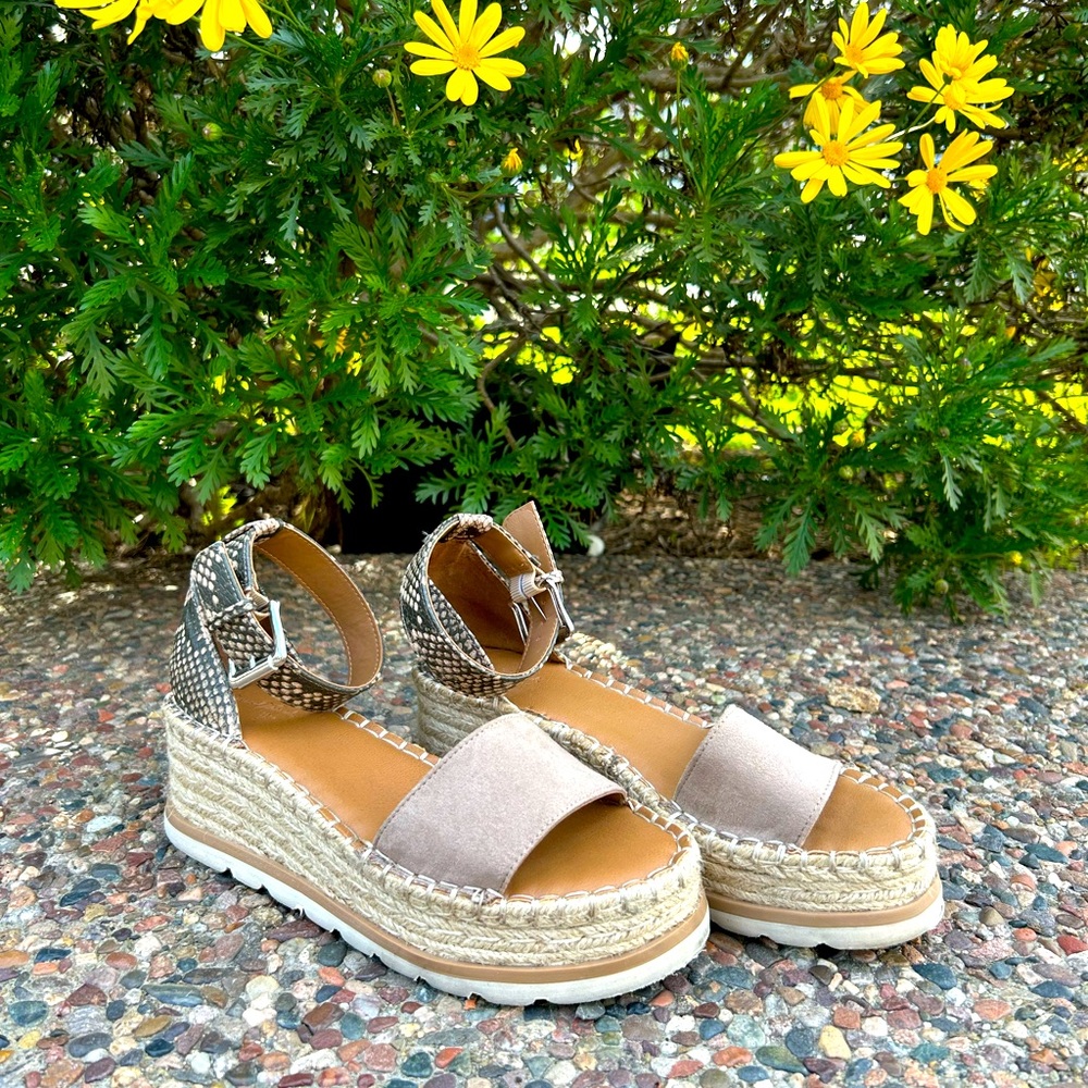 Universal Thread Platform Sandals, Size 6, color: beige